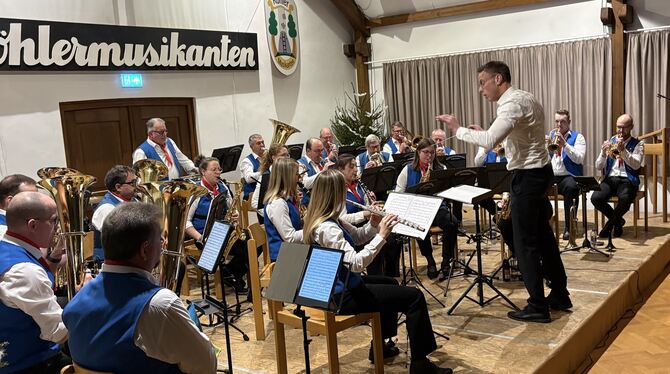 Dirk Holder half bei manchen Stücken als Dirigent aus, ansonsten bestritten die Köhlermusikanten Kohlstetten ihr Konzert ohne mu