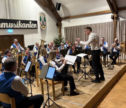 Dirk Holder half bei manchen Stücken als Dirigent aus, ansonsten bestritten die Köhlermusikanten Kohlstetten ihr Konzert ohne mu