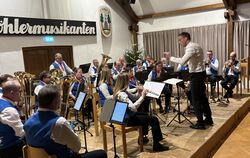 Dirk Holder half bei manchen Stücken als Dirigent aus, ansonsten bestritten die Köhlermusikanten Kohlstetten ihr Konzert ohne mu