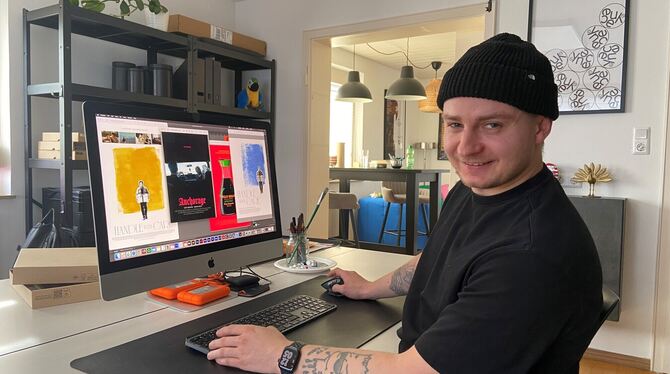 Where the magic happens: Grafikdesigner Jens Wagner arbeitet viel am Rechner. Where the magic happens: Grafikdesigner Jens Wagner arbeitet viel am Rechner in seinem Büro zu Hause.