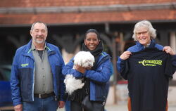 Die Nachtwanderer Thomas Ruf, Ghenet Brunner und Gertrud Kleineikenscheidt (rechts) zeigen auf dem Metzinger Kelternplatz Flagge