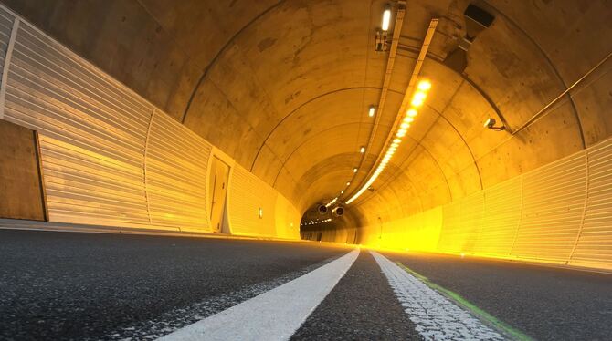 Keine Fahrzeuge im Innern des Scheibengipfeltunnels. Die Brandmeldeanlage hatte die Röhren automatisch für den Verkehr gesperrt.