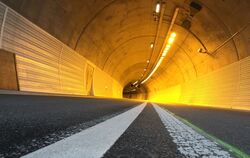 Keine Fahrzeuge im Innern des Scheibengipfeltunnels. Die Brandmeldeanlage hatte die Röhren automatisch für den Verkehr gesperrt.