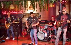 Im Alexandre heizte die Band »Rock it« den Besuchern ein.