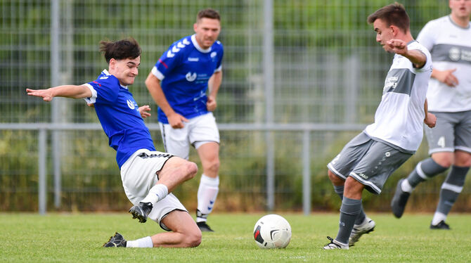 Verteidiger Maximilian Herberth (links): Hier noch im Trikot des VfL Pfullingen in der Verbandsliga-Saison 2022/23.