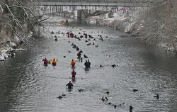Niedrigwasser machte den Neckarabschwimmern zu schaffen. Statt sich treiben lassen zu können, mussten sie teilweise zu Fuß gehen