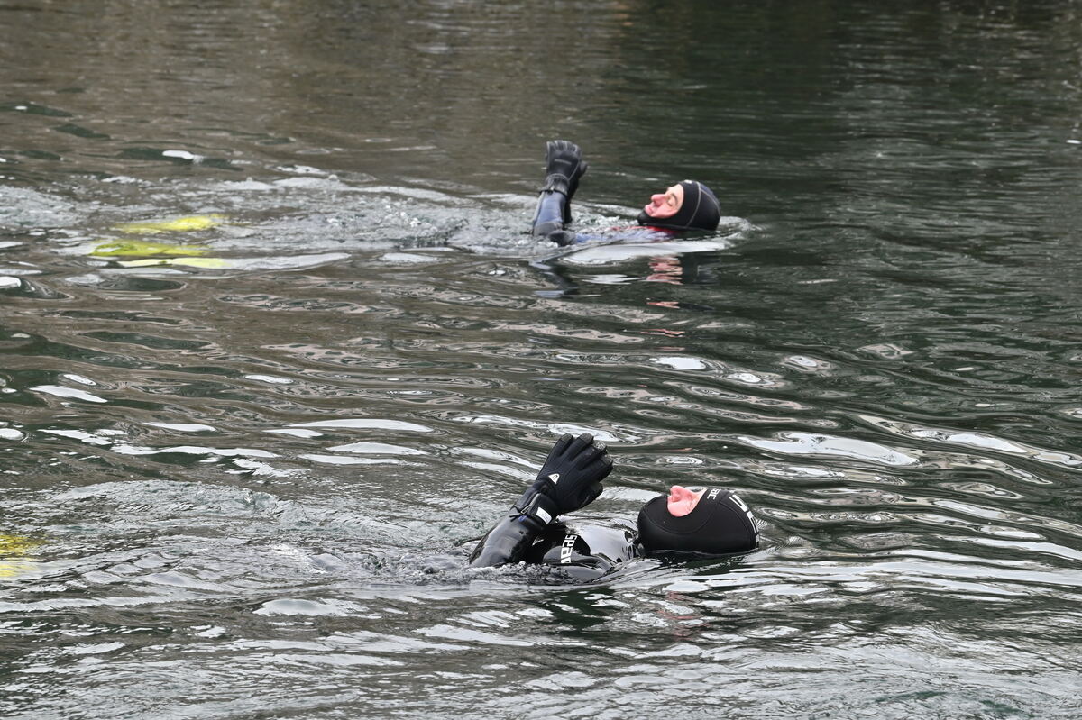 Damit die Finger nicht absterben Schön die Hände aus dem Eiswasser FOTO MEYER