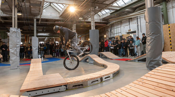 In der Motorworld können Mountainbiker nun nach Lust und laune Radfahren - oder eher Radfliegen.