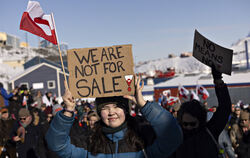 Menschen nehmen an einem Marsch teil, der vor dem US-Konsulat unter dem Motto »Grönland gehört dem grönländischen Volk« endet.