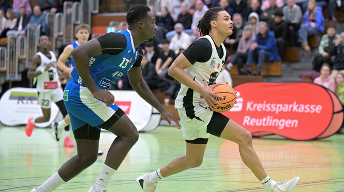 Lino Duarte (rechts) und die TSG Solcom Ravens Reutlingen kletterten durch den Sieg im Nachholspiel gegen die PS Karlsruhe Lions