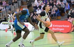 Lino Duarte (rechts) und die TSG Solcom Ravens Reutlingen kletterten durch den Sieg im Nachholspiel gegen die PS Karlsruhe Lions