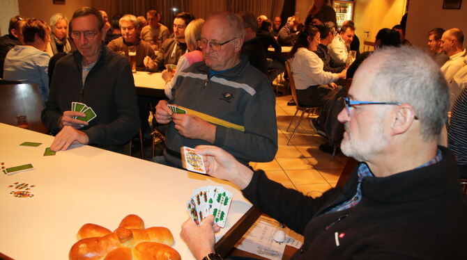 Um den Stern geht's beim Gaigeln in Bempflingen: Gespielt wurde am Montag im Feuerwehrhaus an 14 Sechser-Tischen.