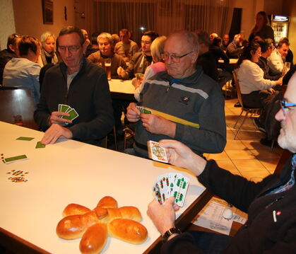 Um den Stern geht's beim Gaigeln in Bempflingen: Gespielt wurde am Montag im Feuerwehrhaus an 14 Sechser-Tischen.