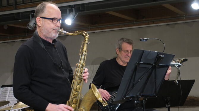 Energiereich sprudelnder Jazz: Reinhold Uhl am Saxofon und Horst Götz am E-Bass.
