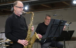 Energiereich sprudelnder Jazz: Reinhold Uhl am Saxofon und Horst Götz am E-Bass.