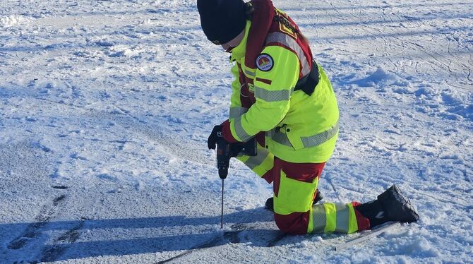 Eis Das Eis auf dem Tübinger Anlagensee wurde an mehreren Stellen geprüft.