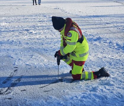 Das Eis auf dem Tübinger Anlagensee wurde an mehreren Stellen geprüft.