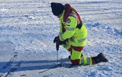Das Eis auf dem Tübinger Anlagensee wurde an mehreren Stellen geprüft.
