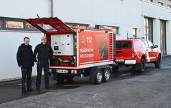 Reutlingens Feuerwehrkommandant Stefan Hermann (links) und Krisenplaner Mathias Hoba neben einem der mobilen Stromerzeuger, der