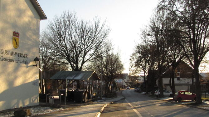 Sanierung der Nonnengasse in Walddorf Die Nonnengasse an der Gustav-Werner-Gemeinschaftsschule wird umfangreich erneuert. Fünf Parkplätze (im Bild rechts) fallen dadu