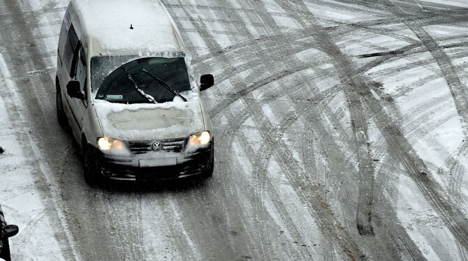 Der Arbeitsweg im Winter kann gefährlich werden. Doch deswegen  einfach zuhause zu bleiben, kann für Konsequenzen sorgen.