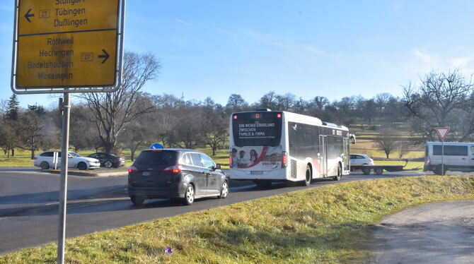 Wie kann ich gefahrlos auf die B27 in Richtung Tübingen abbiegen? Für viele Autofahrer ist die Situation am Weiherrain in Ofterd