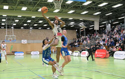 Miles Mallory (mit Ball beim Korbleger) und die TSG Solcom Ravens Reutlingen empfangen am Samstag die Gießen Pointers zum Spitze