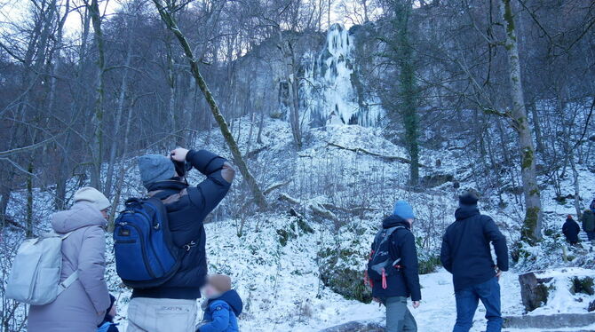 Der gefrorene Uracher Wasserfall lockt massenweise Menschen.