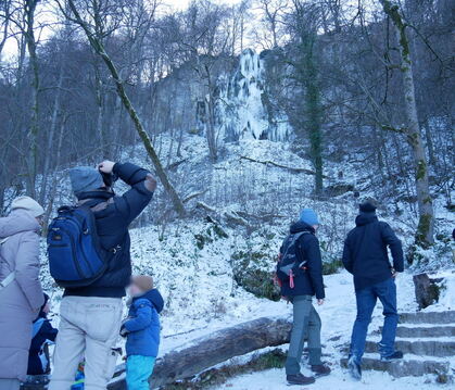 Der gefrorene Uracher Wasserfall lockt massenweise Menschen.
