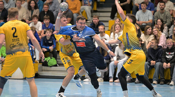 3. Liga, DHB, Handball, Maenner, Saison 2025/26 Der torgefährliche Pfullinger Niklas Roth (Mitte) kann nach seiner Verletzung wieder auflaufen.