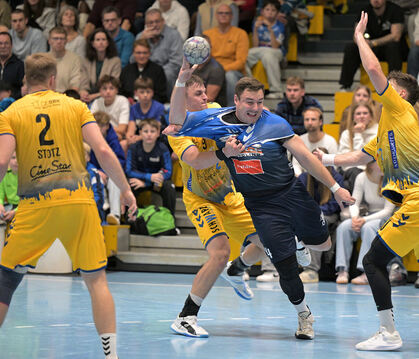 Der torgefährliche Pfullinger Niklas Roth (Mitte) kann nach seiner Verletzung wieder auflaufen.