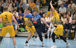 Der torgefährliche Pfullinger Niklas Roth (Mitte) kann nach seiner Verletzung wieder auflaufen.