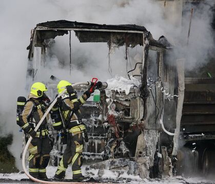 Einen der zeitaufwendigsten Einsätze hatte die Münsinger Feuerwehr Ende Juli, als ein Lkw im Industrie-gebiet brannte.  FOTO: LE