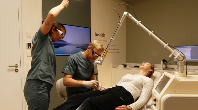 Es herrscht während der Tattooentfernung höchste Konzentration bei Johan Rieth. Mit dem Lasergerät fährt er über die Tätowierung