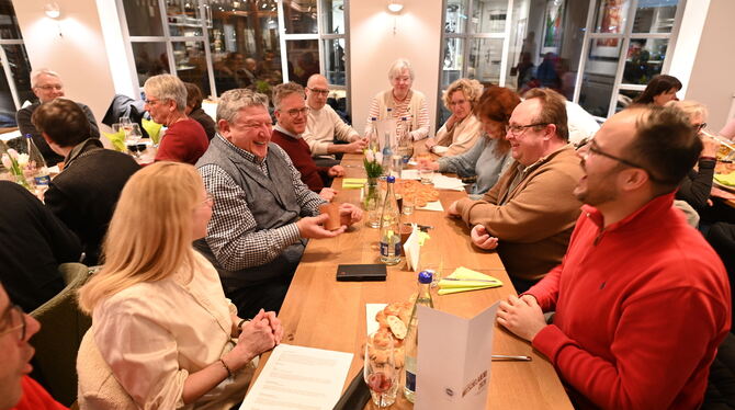 Reutlinger Mutscheltag Gemeinderat Fraktionen spielen keine Rolle beim Spielabend des Gemeinderates zum Mutscheltag. Es zählen nur die Würfel und der Spaß dabei. F
