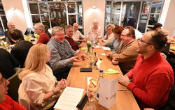 Fraktionen spielen keine Rolle beim Spielabend des Gemeinderates zum Mutscheltag. Es zählen nur die Würfel und der Spaß dabei. F