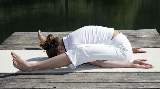 Mit einer weichen, rutschfesten Unterlage macht Yoga noch mehr Spaß: So ähnlich wie auf diesem Foto sehen die Matten aus, die Fr