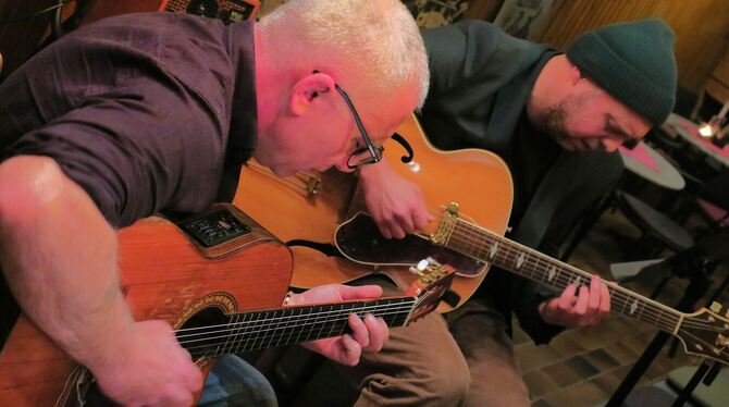 fabio roveri christoph neuhaus gitarre konzert jazz mitte reutlingen foto akr Perfekte Symbiose: Fabio Roveri (links) und Christoph Neuhaus beim Auftritt in der Mitte.