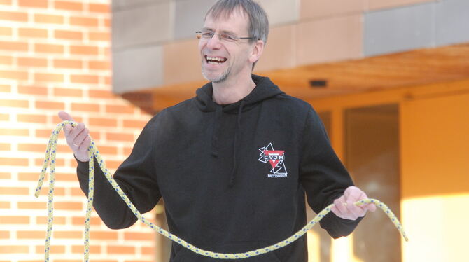 Zerschnittenes Seil wieder heil - Jörg Bartoß kann nicht nur diese Illusion erzeugen. Sondern auch Aktionen für Kinder und Jugen