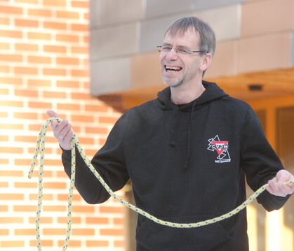 Zerschnittenes Seil wieder heil - Jörg Bartoß kann nicht nur diese Illusion erzeugen. Sondern auch Aktionen für Kinder und Jugen