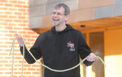 Zerschnittenes Seil wieder heil - Jörg Bartoß kann nicht nur diese Illusion erzeugen. Sondern auch Aktionen für Kinder und Jugen