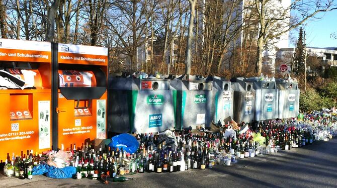 Altglas, Altglascontainer An den Containern an der Kreuzeiche gab es kaum eine Möglichkeit, Gläser und Altkleider zu entsorgen.