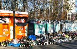 An den Containern an der Kreuzeiche gab es kaum eine Möglichkeit, Gläser und Altkleider zu entsorgen.