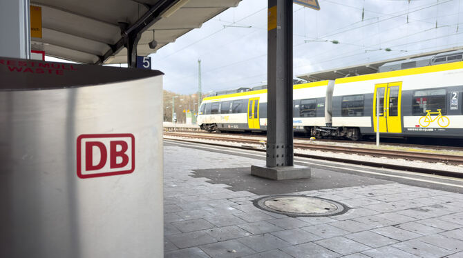 24.01.2024, Bahnhof, Bahnstreik, Deutsche Bahn, Die Lokfuehrergewerkschaft GDL Streikt, GDL-Sreik, GER, Lokfuherer Streik, Perso Die Strecke zwischen Tübingen und Stuttgart ist bei Bahnreisenden stark nachgefragt. Allerdings fährt der Metropolexpress immer