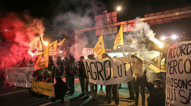 Mitglieder der Bauerngewerkschaft Confederation Paysanne nehmen an einer Aktion teil, bei der sie den Verkehr auf der Pariser R