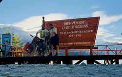 Erschöpft, dafür voller Stolz am  Zwischenziel »Carretera Austral«: Andreas Hauber (links) und  Dr. Simon Haug.  FOTO: PRIVAT