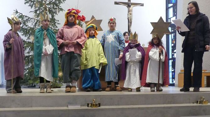 Sternsinger in der St. Bonifatiuskirche Metzingen mit Ingrid Hermann (rechts).  FOTO: SANDER