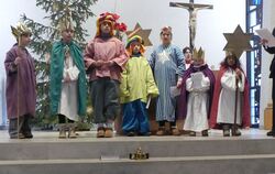 Sternsinger in der St. Bonifatiuskirche Metzingen mit Ingrid Hermann (rechts).  FOTO: SANDER
