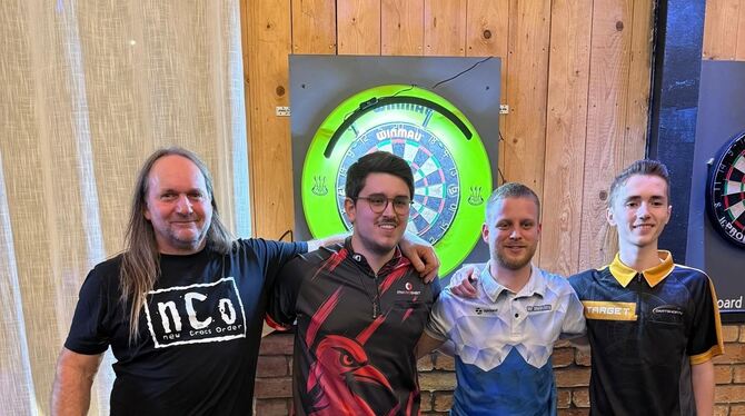 Fabian Eichstätt, der führendeSpieler der Newcomer Darts League, gewinnt den Achalm Cup.  FOTO: PR