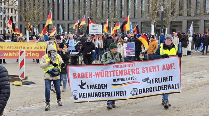 »Baden-Württemberg steht auf«: Unter diesem Motto zogen die Demonstranten vom Reutlinger Bürgerpark aus durch die Innenstadt.